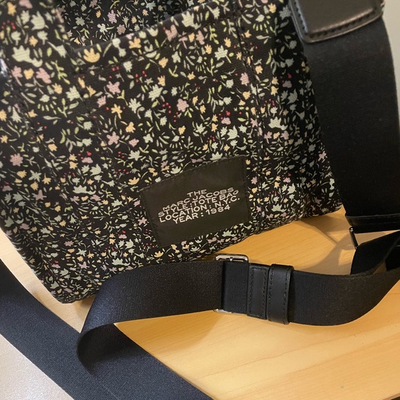 THE MARC JACOBS Canvas Small Tote Bag Black
The Ditsy Floral - Picture 6 of 7